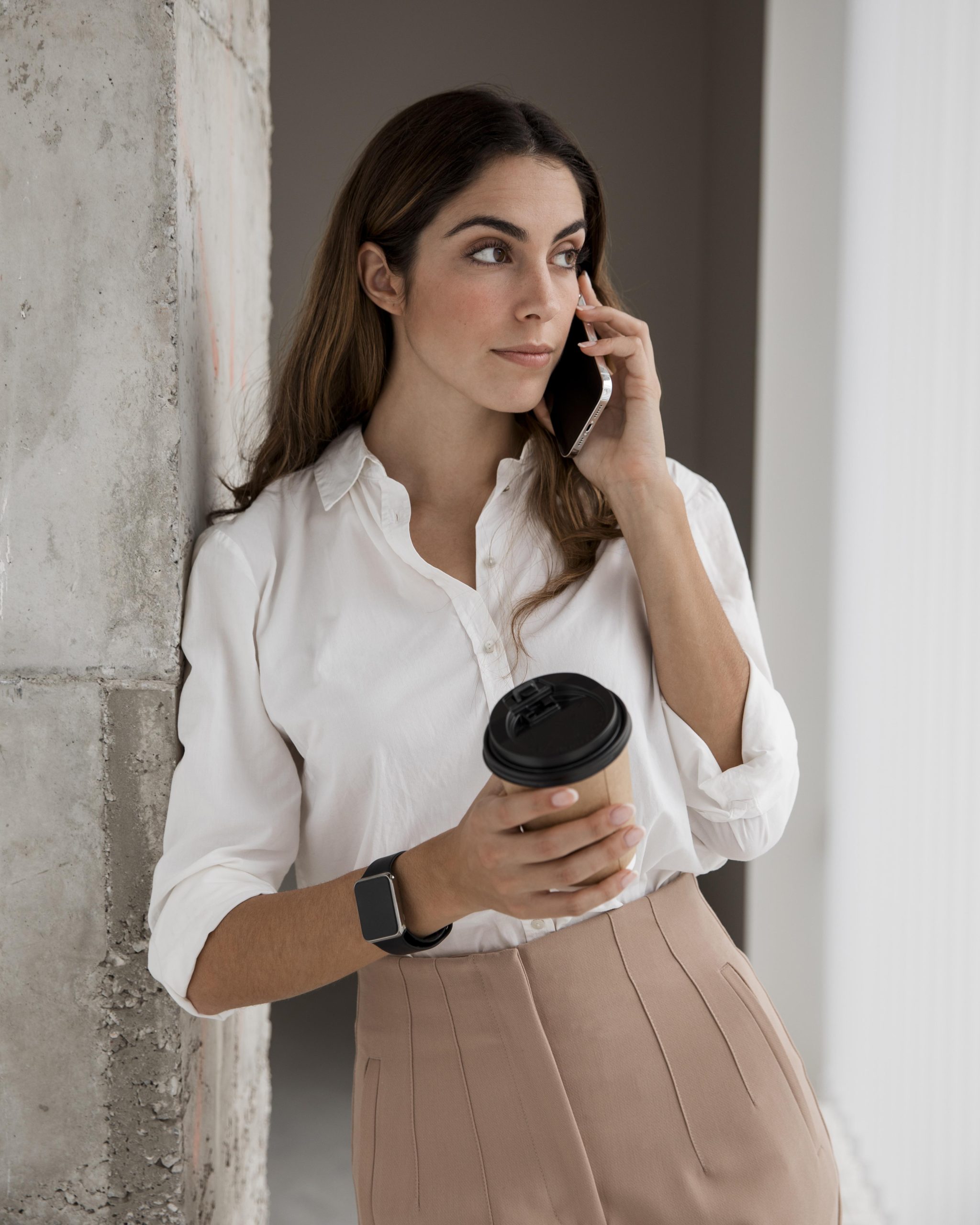 Retrato de Anna Silva, psicóloga clínica, com uma xícara de café
