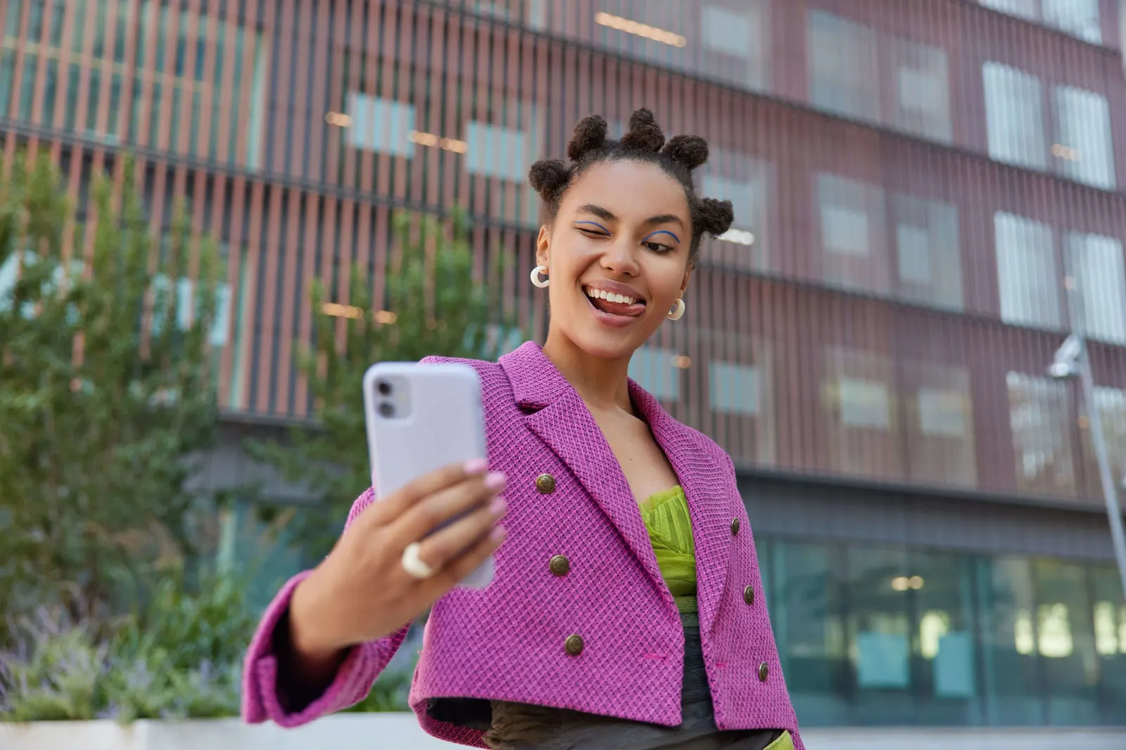 A criadora do curso Influência na Prática gravando um vídeo com o celular