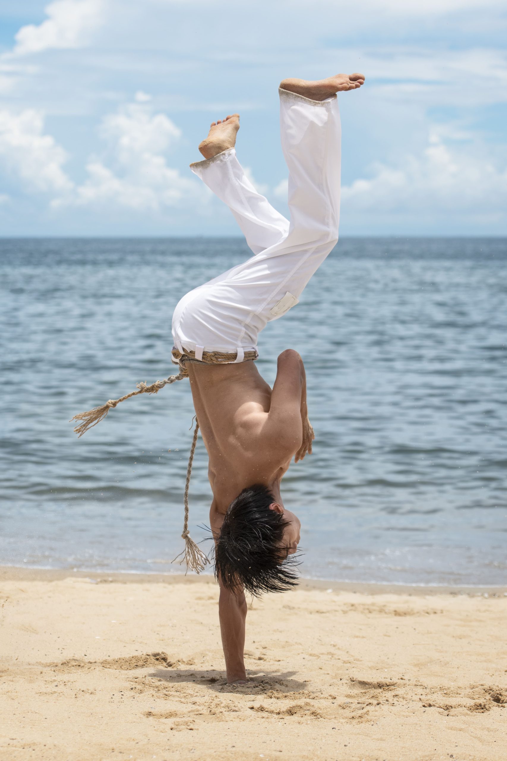 Prática de capoeira na praia na Barra