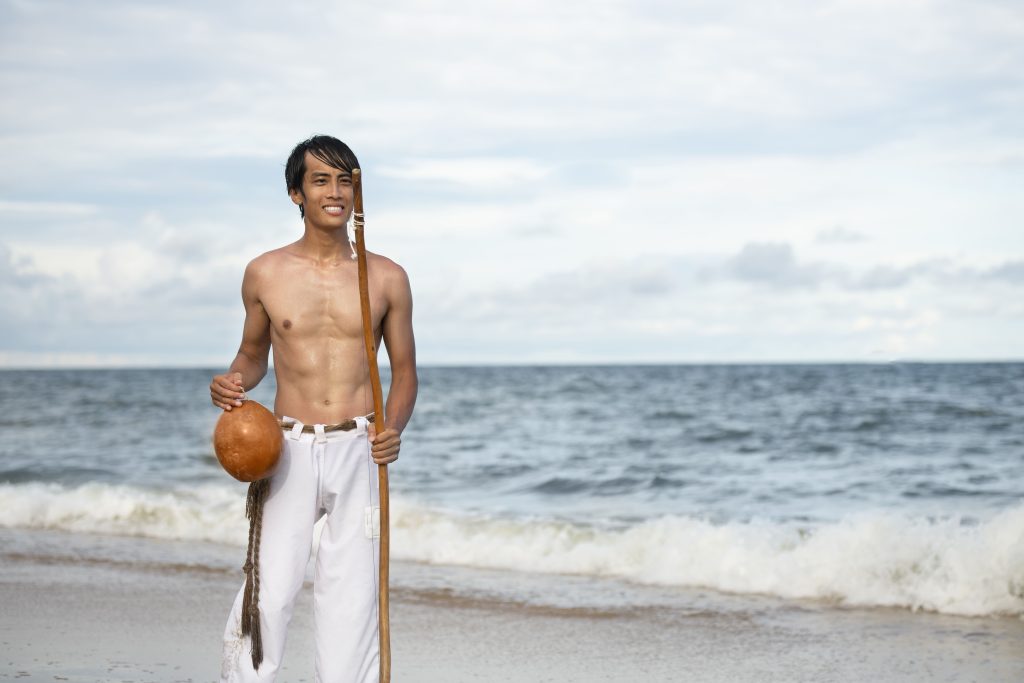 Professor sorrindo com berimbau
